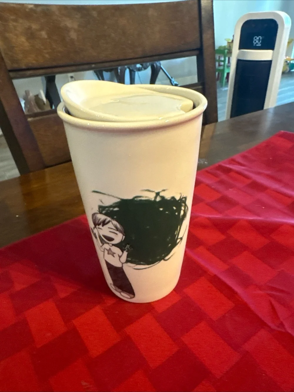 Ceramic Travel Mug with Green Graphic and Spill-Resistant Lid